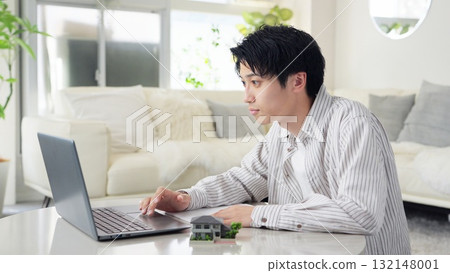 學習房地產的亞洲人 132148001