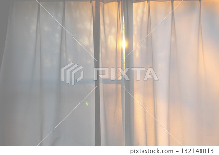 窗簾和日出 132148013