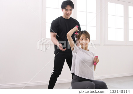 年輕女子正在接受私人教練的訓練 132148114