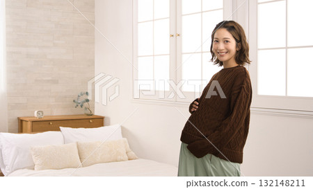 孕婦站在窗邊 132148211