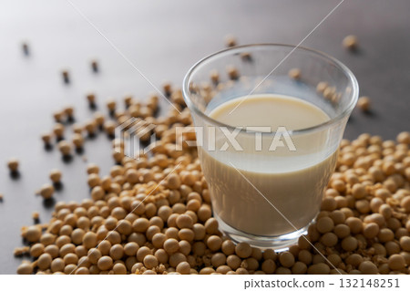 桌上的大豆和豆漿 132148251