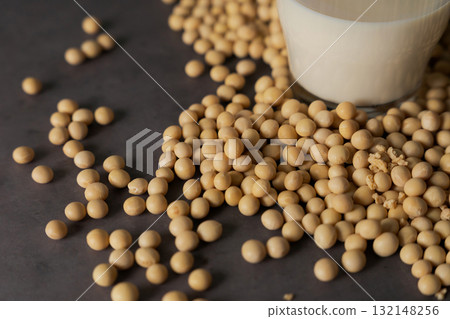 桌上的大豆和豆漿 132148256