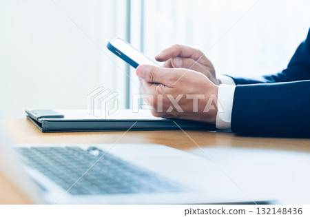 處理智能手機手的商人 處理智能手機手的商人 132148436