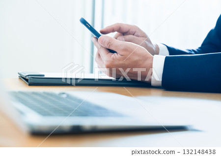 處理智能手機手的商人 處理智能手機手的商人 132148438