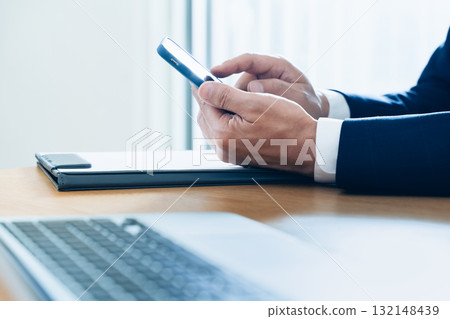 處理智能手機手的商人 處理智能手機手的商人 132148439