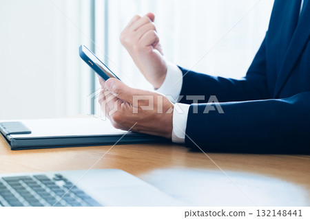 處理智能手機手的商人 132148441