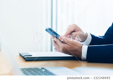 處理智能手機手的商人 處理智能手機手的商人 132148445