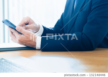 處理智能手機手的商人 處理智能手機手的商人 132148446