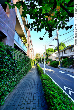 駒場東大前站週邊安靜的高級住宅區，初秋時節，綠樹成蔭，紅葉點綴其間 132148521