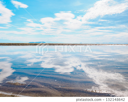 Chichibugahama Beach in Kagawa Prefecture, where the sea reflects the sky 132148642