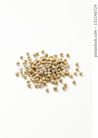 白色背景中的白胡椒 132148724