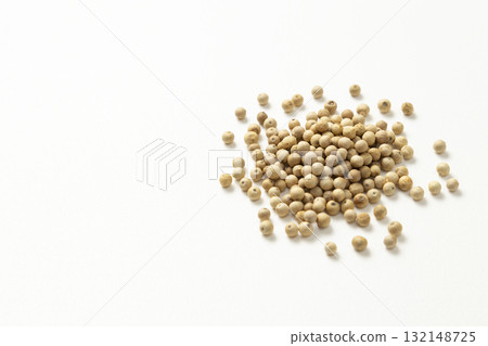 白色背景中的白胡椒 132148725