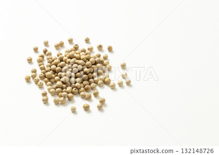 白色背景中的白胡椒 132148726