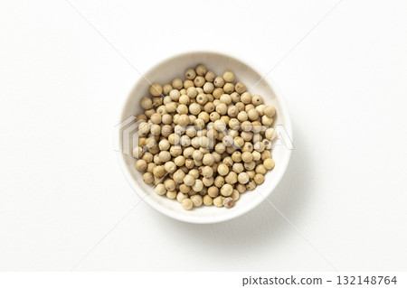 白色背景中的白胡椒 白色背景中的白胡椒 132148764