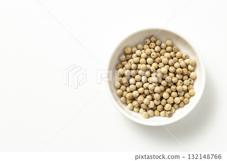 白色背景中的白胡椒 132148766