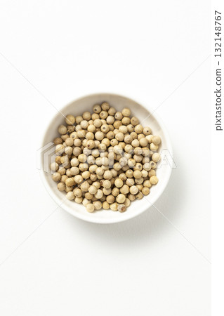 白色背景中的白胡椒 132148767