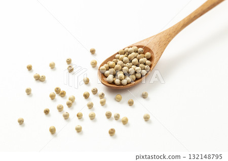 白色背景中的白胡椒 白色背景中的白胡椒 132148795