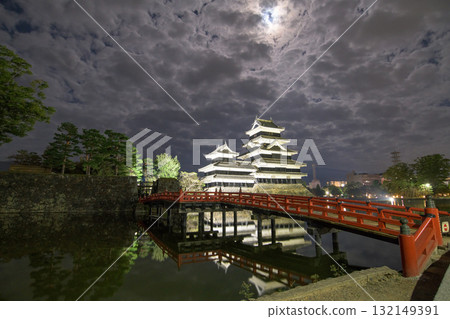 Matsumoto Castle and Usubashi Bridge, a national treasure, on the night of the harvest moon in Nagano Prefecture 132149391