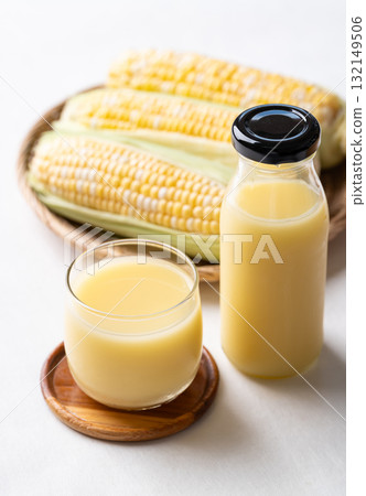Sweetcorn milk in glass and bottle with fresh sweetcorn, Alternative milk from plant, dairy free 132149506