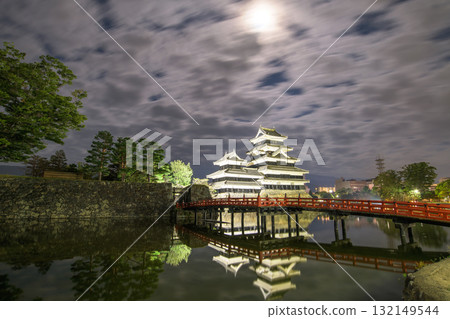 長野縣中秋之夜的松本城和國寶薄橋 長野縣中秋之夜的松本城和國寶薄橋 132149544