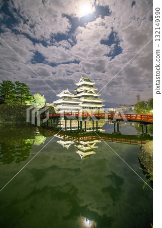 Matsumoto Castle and Usubashi Bridge, a national treasure, on the night of the harvest moon in Nagano Prefecture Matsumoto Castle and Usubashi Bridge, a national treasure, on the night of the harvest moon in Nagano Prefecture 132149590