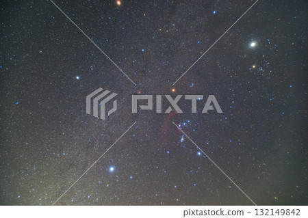 冬天的星空獵戶座和冬天的銀河 132149842