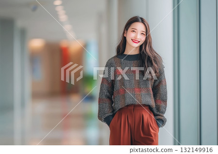 穿著針織品、髮型、時尚的微笑女人 132149916