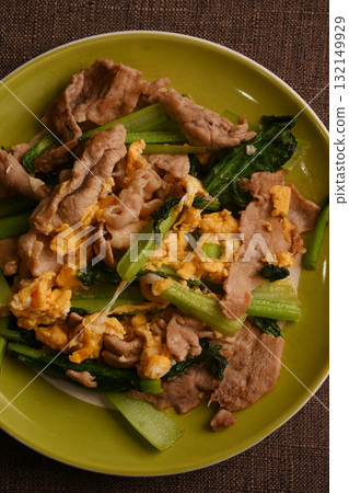 Stir-fried Chinese-style egg with pork and Japanese mustard spinach 132149929