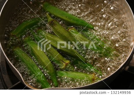How to boil okra 132149936