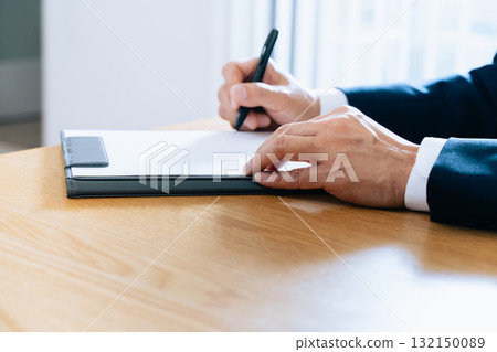 與筆的得心應手的商人 與筆的得心應手的商人 132150089