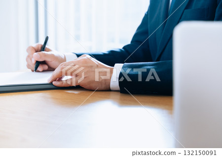 與筆的得心應手的商人 與筆的得心應手的商人 132150091