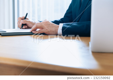 與筆的得心應手的商人 132150092