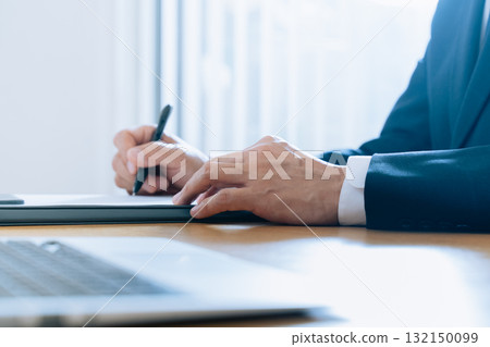 與筆的得心應手的商人 132150099