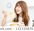 日本女人吃義大利麵 132150870