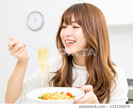 日本女人吃義大利麵 132150870