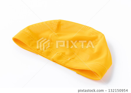 白色背景中的兒童黃色泳帽 132150954