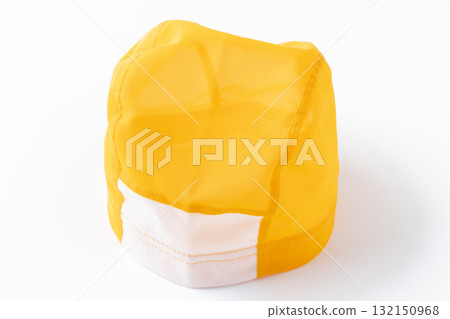 白色背景中的兒童黃色泳帽 132150968