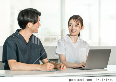 穿著工作服的醫護人員、醫護人員、男醫師和穿白大褂的女護士 穿著工作服的醫護人員、醫護人員、男醫師和穿白大褂的女護士 132151650