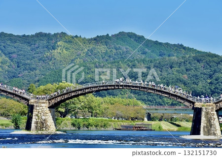 秋季，成群的遊客走過錦帶橋 132151730