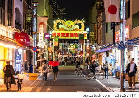 東京:巢鴨地藏通商店街的夜景 東京:巢鴨地藏通商店街的夜景 132152417