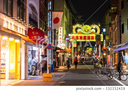 東京：巢鴨地藏通商店街的夜景 132152419