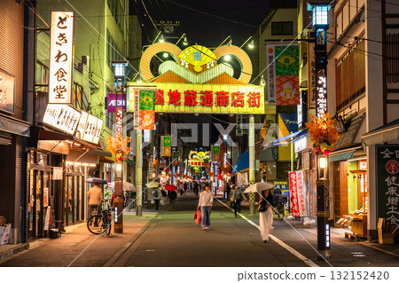 東京：巢鴨地藏通商店街的夜景 132152420