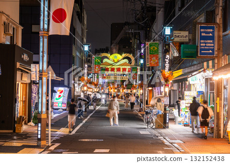 東京:巢鴨地藏通商店街的夜景 東京:巢鴨地藏通商店街的夜景 132152438