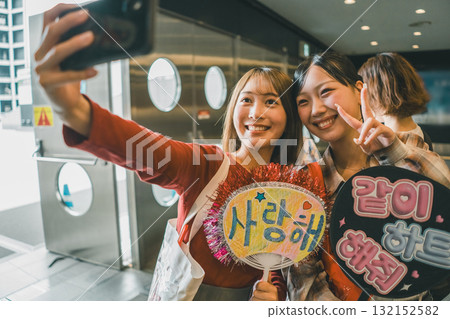 女生 女孩 女性 132152582