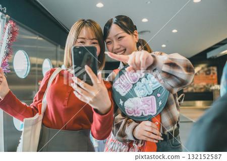 live, fan, female 132152587