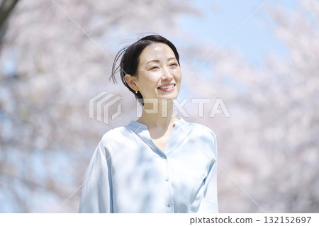 A woman taking a walk with the cherry blossoms in full bloom A woman taking a walk with the cherry blossoms in full bloom 132152697