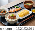 營養滿滿！日式傳統早餐：鮭魚、納豆、玉子燒 132152891