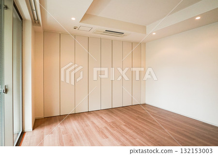 Indoor photo 132153003