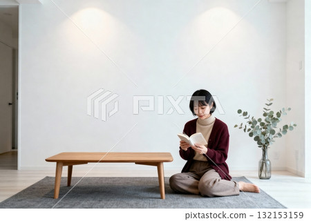 讀一本書的婦女在屋子裡 讀一本書的婦女在屋子裡 132153159