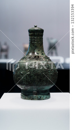 上海博物館東館青銅器展品-商中期甲壺 132153394